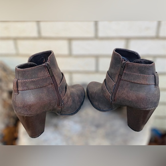 Forever Women’s Camila-64 Fashion Chunky Heel Buckled Strap Ankle Booties | Sz 8 - Picture 5 of 8